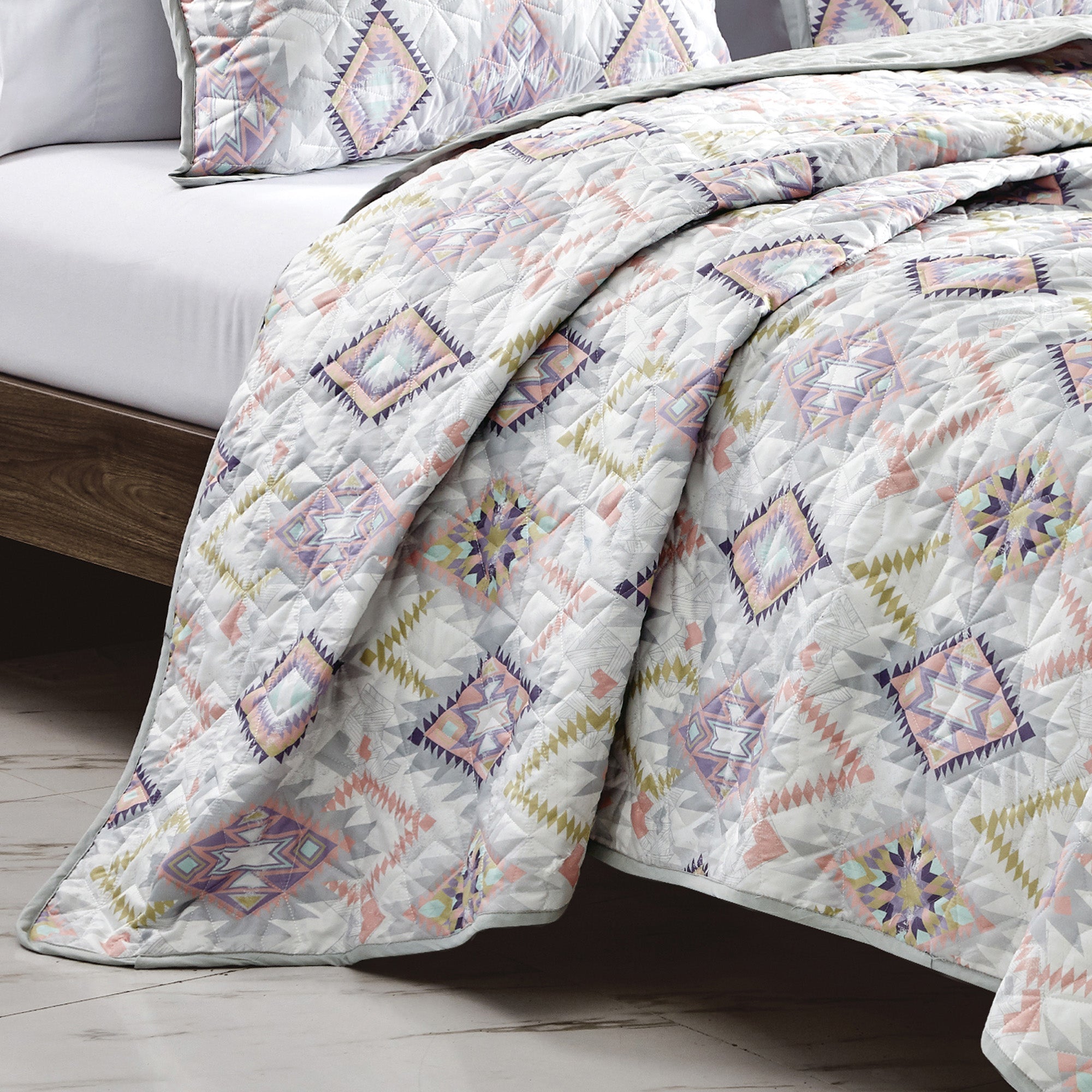 Reversible 3-Piece Geometric Aztec Quilted Bedspread Set with Pillow Shams