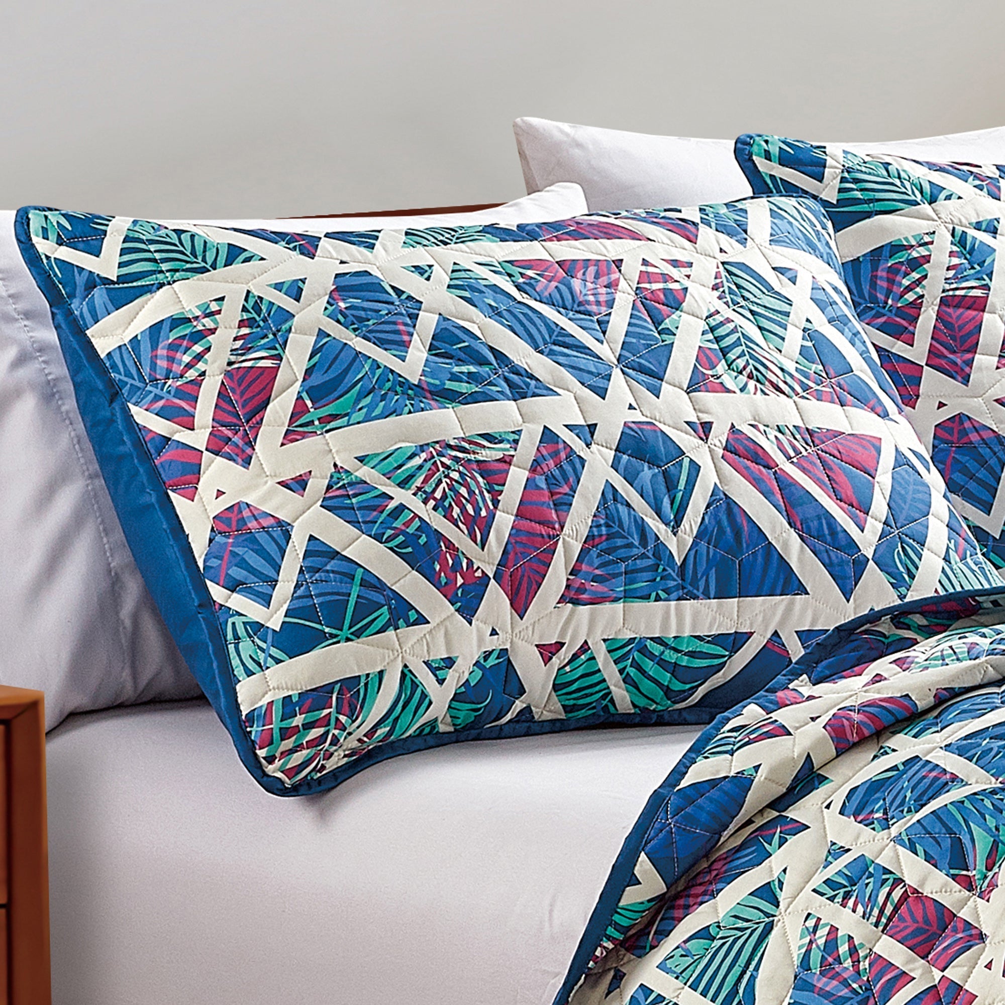 Reversible 3-Piece Geometric Triangle Bedspread Set - Quilted Coverlet with Pillow Shams