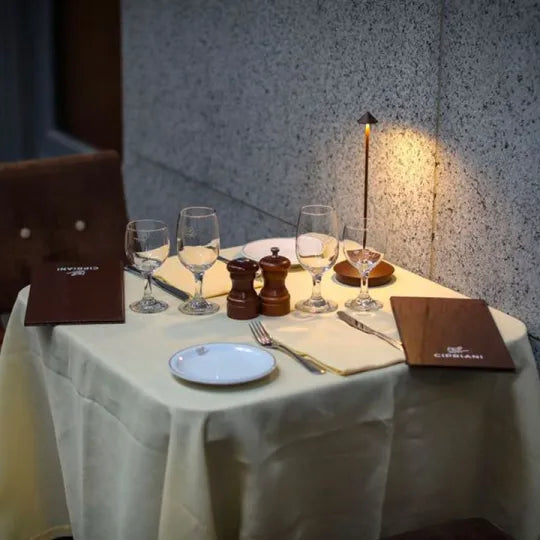 Minimalist LED Table Lamp: Subtle Elegance