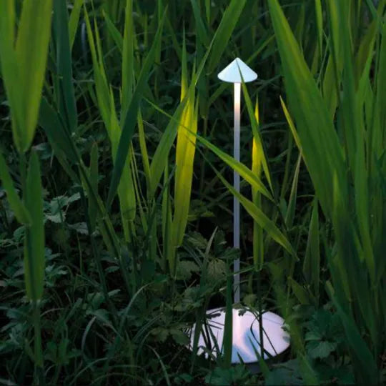 Minimalist LED Table Lamp: Subtle Elegance