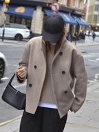 Trendy, loose-fitting jacket with button closure for women