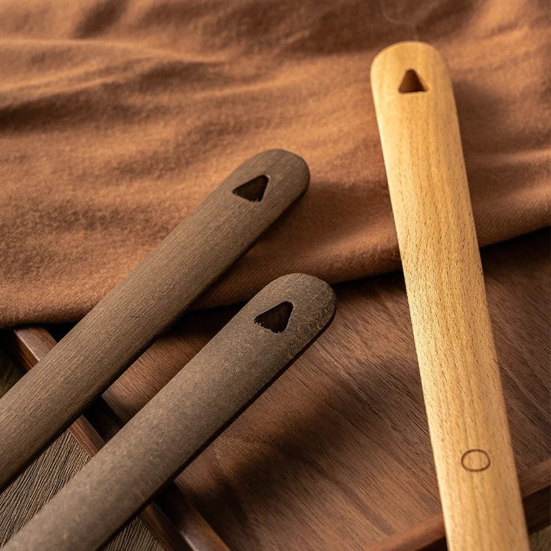 Magnetic Long Handle Shoe Horn in Wood (Support included)