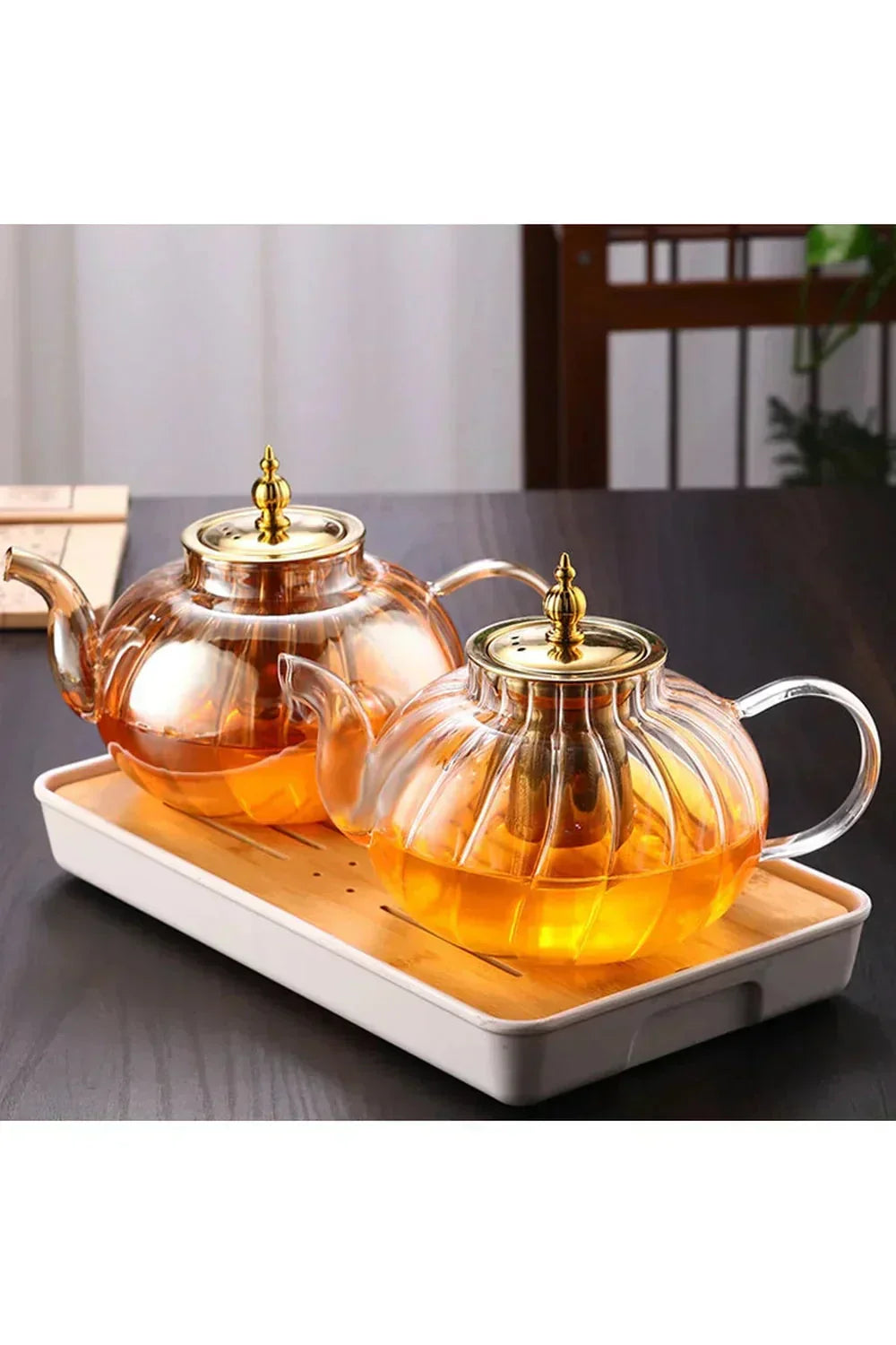 Stylish loose leaf teapot with tea infuser and lid — Elegant brew for tea lovers