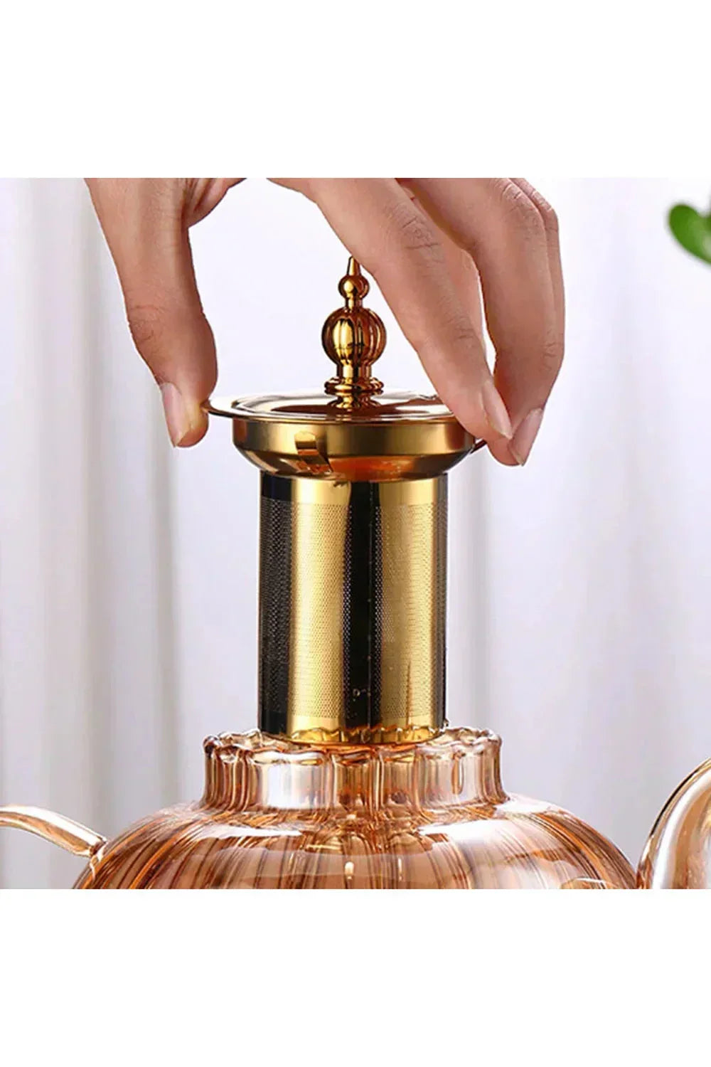 Stylish loose leaf teapot with tea infuser and lid — Elegant brew for tea lovers